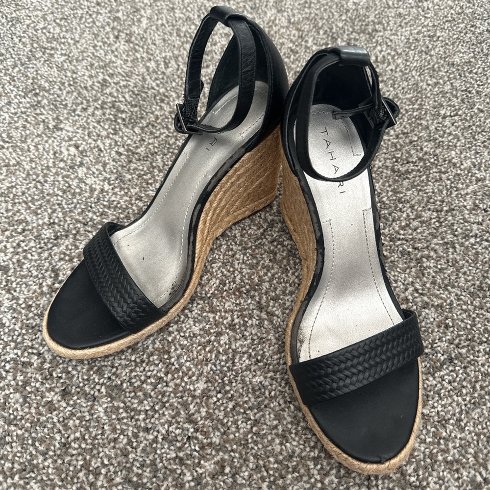 TAHARI - Black and Tan Wedge Sandals 6.5